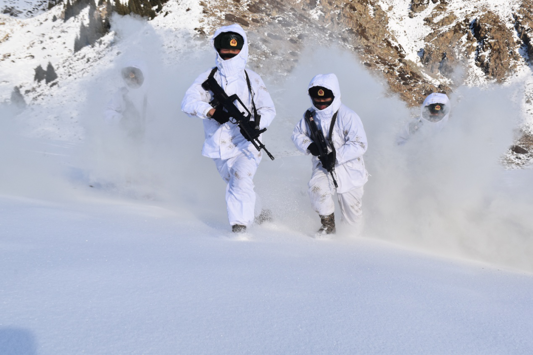 冰天雪地，战斗在巡逻途中打响！