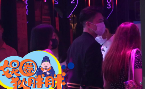 曹云金深夜与俩美女聚餐，街边热聊好惬意，却不见其女友在旁？