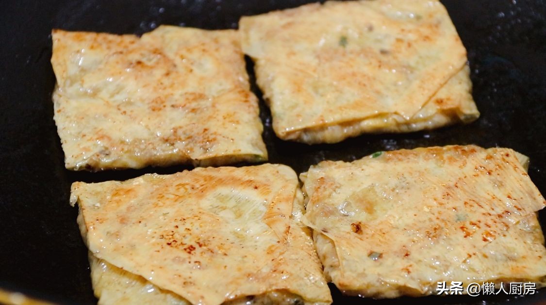 這是香煎豆腐皮蝦餅，鹹香可口，其它做法靠邊站