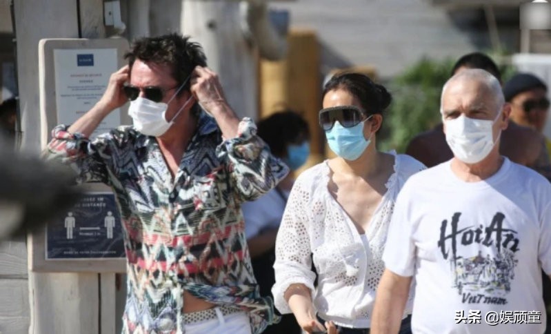 巩俐与71岁老公十指紧扣逛街，诡异地出现了第三