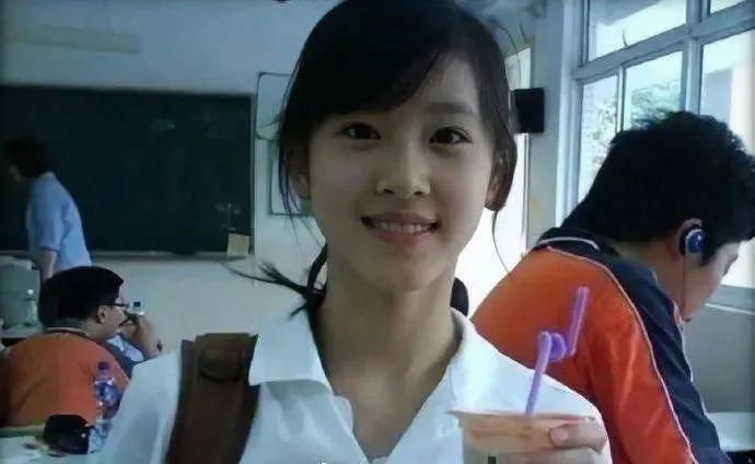 27岁章泽天500亿身价的朋友圈，除了世界首富还有