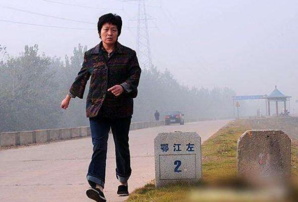 还记得11年前，割肝救子感动中国的暴走妈妈吗？如今她过得怎样？