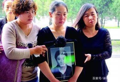 他是郭晶晶的初恋，在女儿只有4个月大时不幸离世，你知道是谁吗
