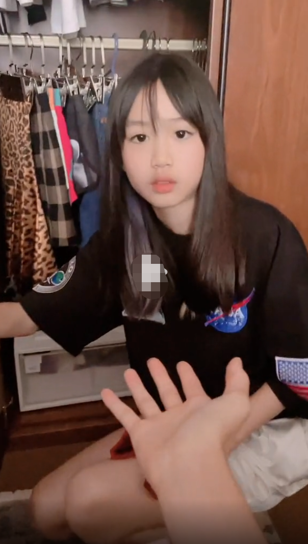 钟丽缇11岁小女儿长大了！大眼呆萌长腿吸睛，被指颜值赛过两姐姐