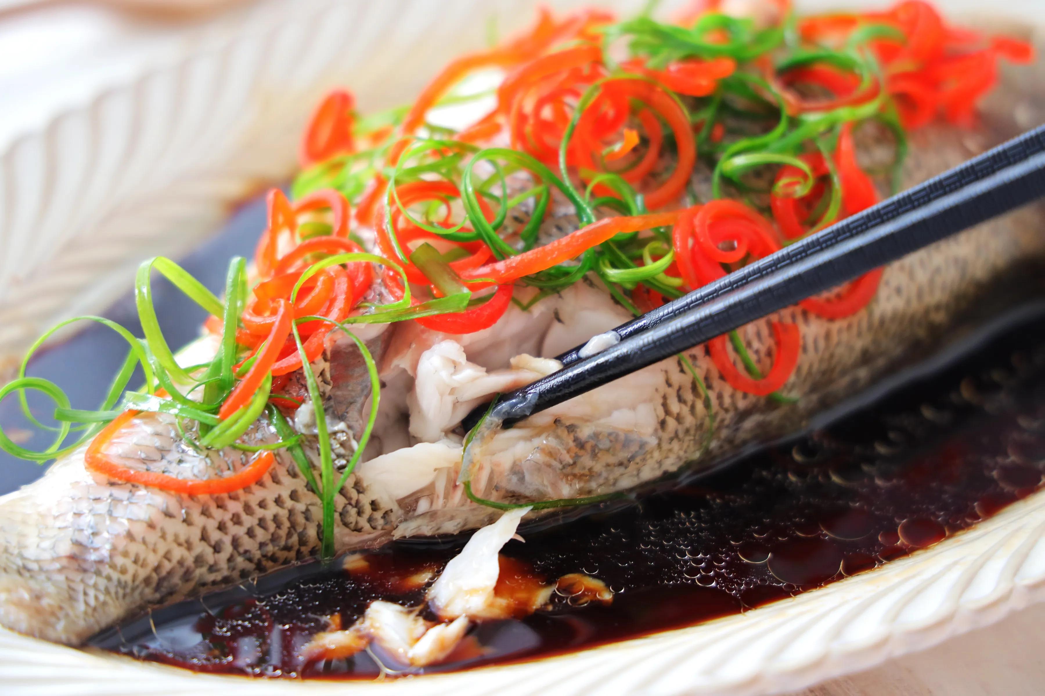 孩子最愛吃的清蒸鱸魚，簡單蒸一蒸，肉質鮮嫩，清淡不油膩