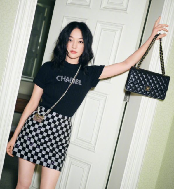 46岁周迅拍摄与旁人热聊，身形消瘦太单薄，此前因病无法连线采访