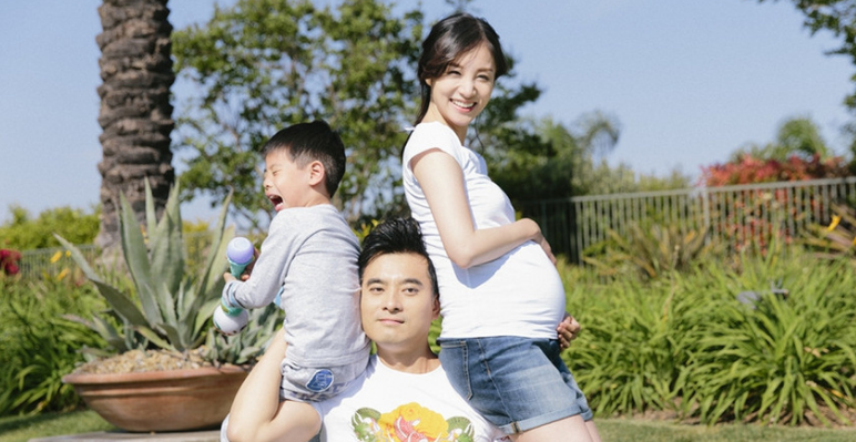 陈小春六一晒二娃照、爆英文名，弟弟表情“狰