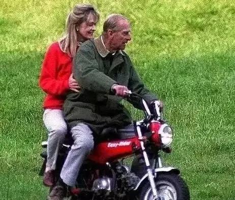 菲利普一生情妇无数，女王母亲妹妹去世，仍跟