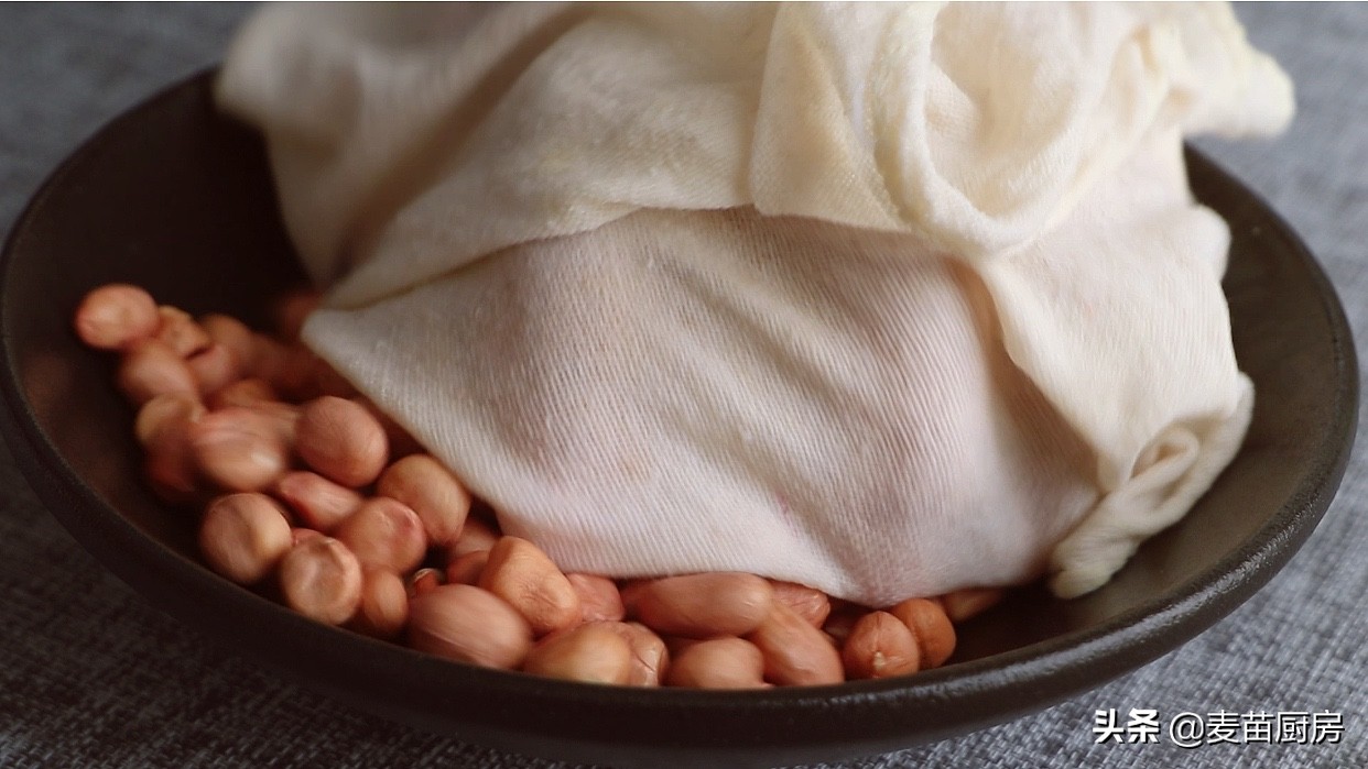 年夜飯花生好吃做法，加2雞蛋，老吃法教會你，吃一次就念念不忘