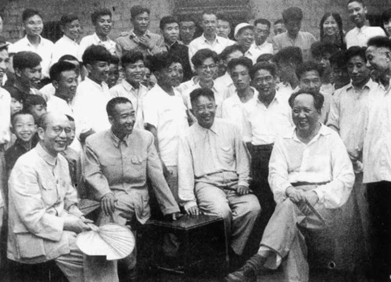 毛澤東時隔32年重回韶山，看到父母墳?zāi)蛊茽€不堪：不要修，就這樣