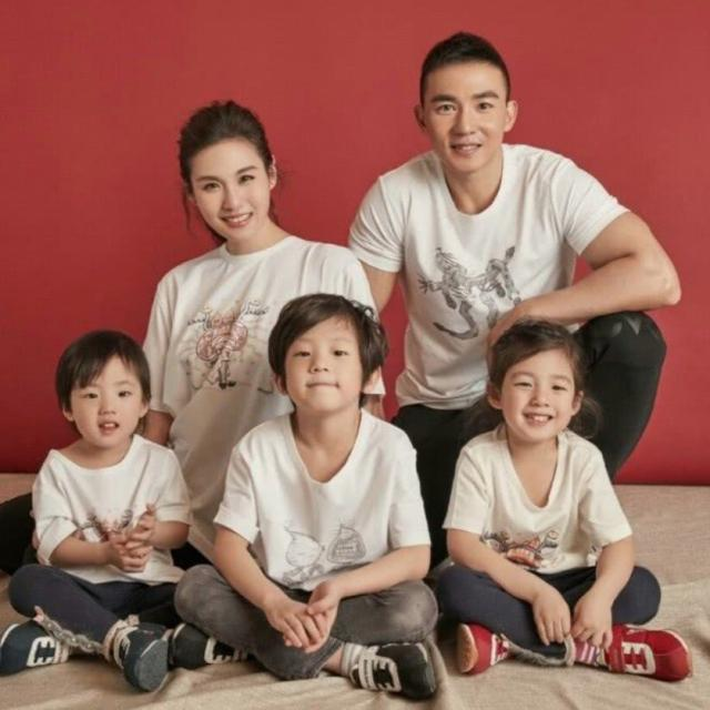 刘畊宏一家四口集体出游，小泡芙近照曝光，继承爸妈好基因