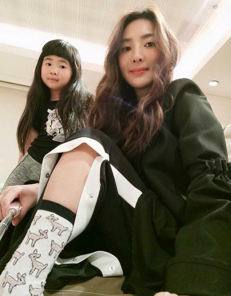 曹格10歲女兒亭亭玉立，與爸爸同框像情侶，被讚漫畫腿出眾