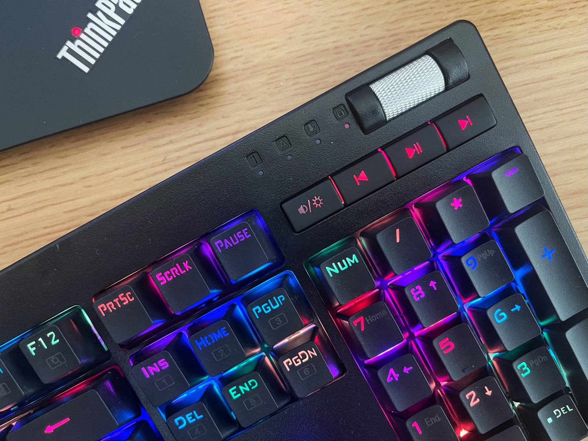 安静轻盈适合多场景使用超频三GI801黑曼巴红轴机械键盘评测