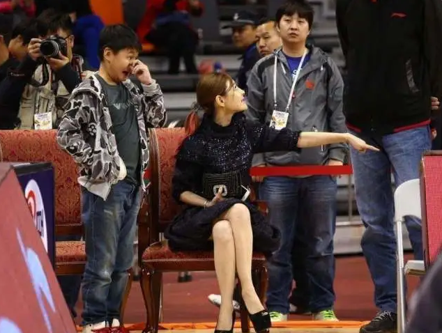 CBA最美老板娘，如今身价上亿，穿着打扮很时尚后背纹身抢镜