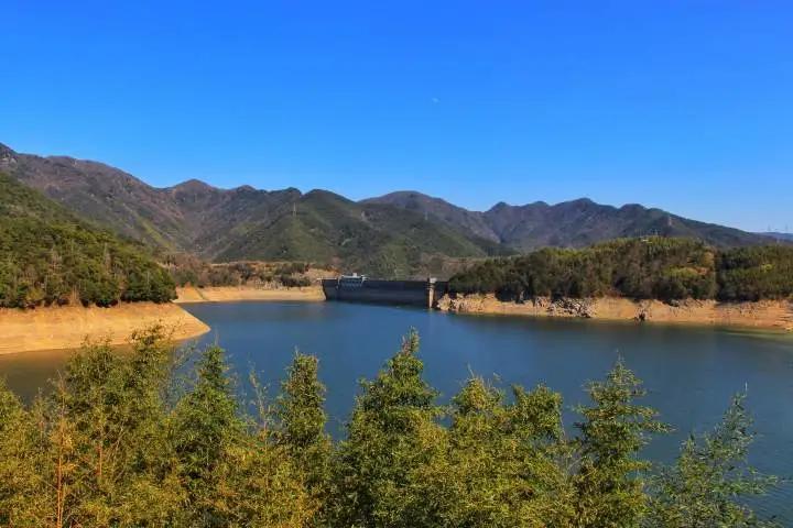 浙江一水库见底，古村重见天日！打卡游客人山人海