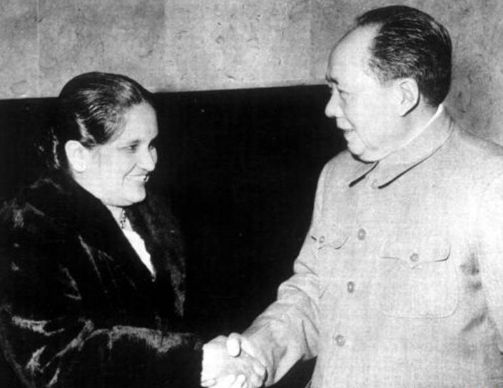 她是世界首位女总理，铁腕执政40年，访华受毛主席亲切接见