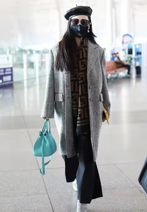 范冰冰真大气！穿大衣配水钻鞋高调走机场，直