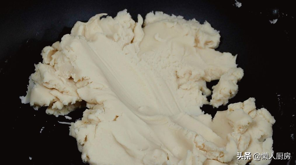 这是不用面粉的月饼，也不要烤，白芸豆的炒制很重要