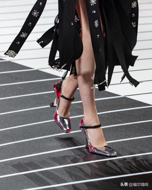 PRADA2020秋冬女装，极致色彩彼此碰撞，赋予超现实感