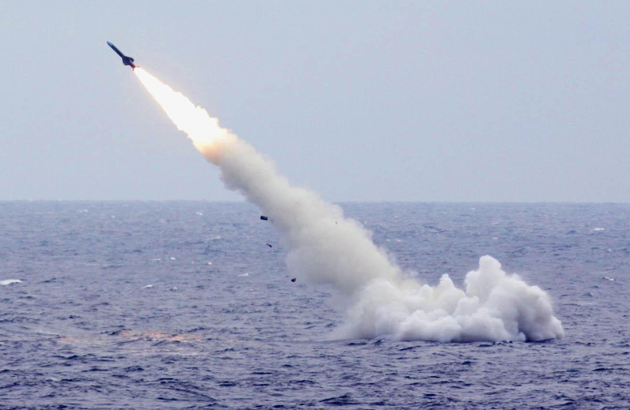 还是怕被打，英国航母还没到南海就先怂了，英