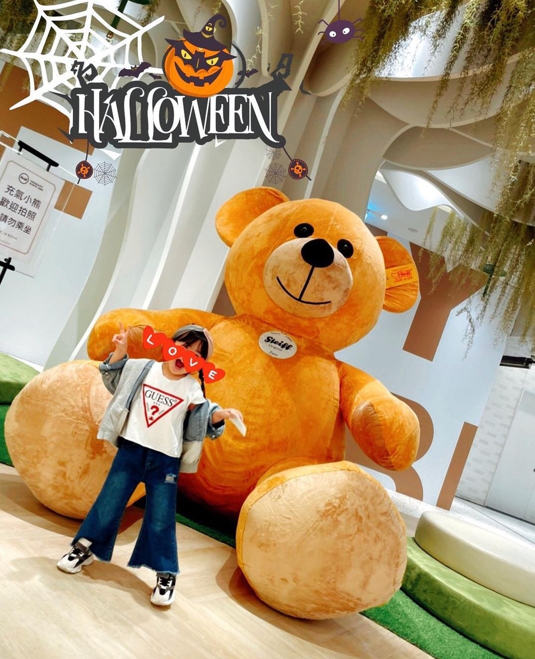 賀軍翔跪在地上為女兒拍照，美寶穿喇叭褲好時尚，鏡頭感十足