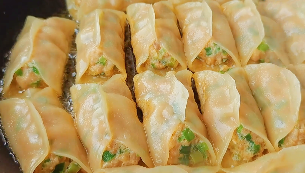 春天要多吃韭菜，用來做鍋貼，好吃有訣竅，個個酥脆鮮嫩，真解饞
