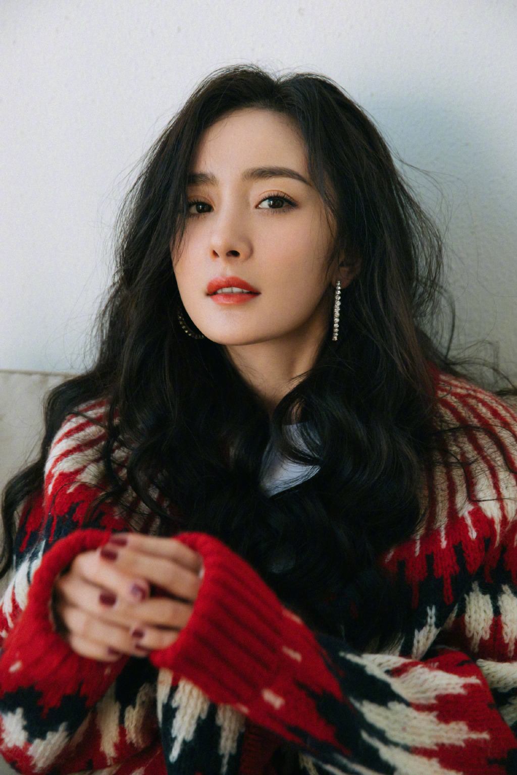 杨幂的冬季穿搭造型真洋气，穿毛衣内搭T恤，结