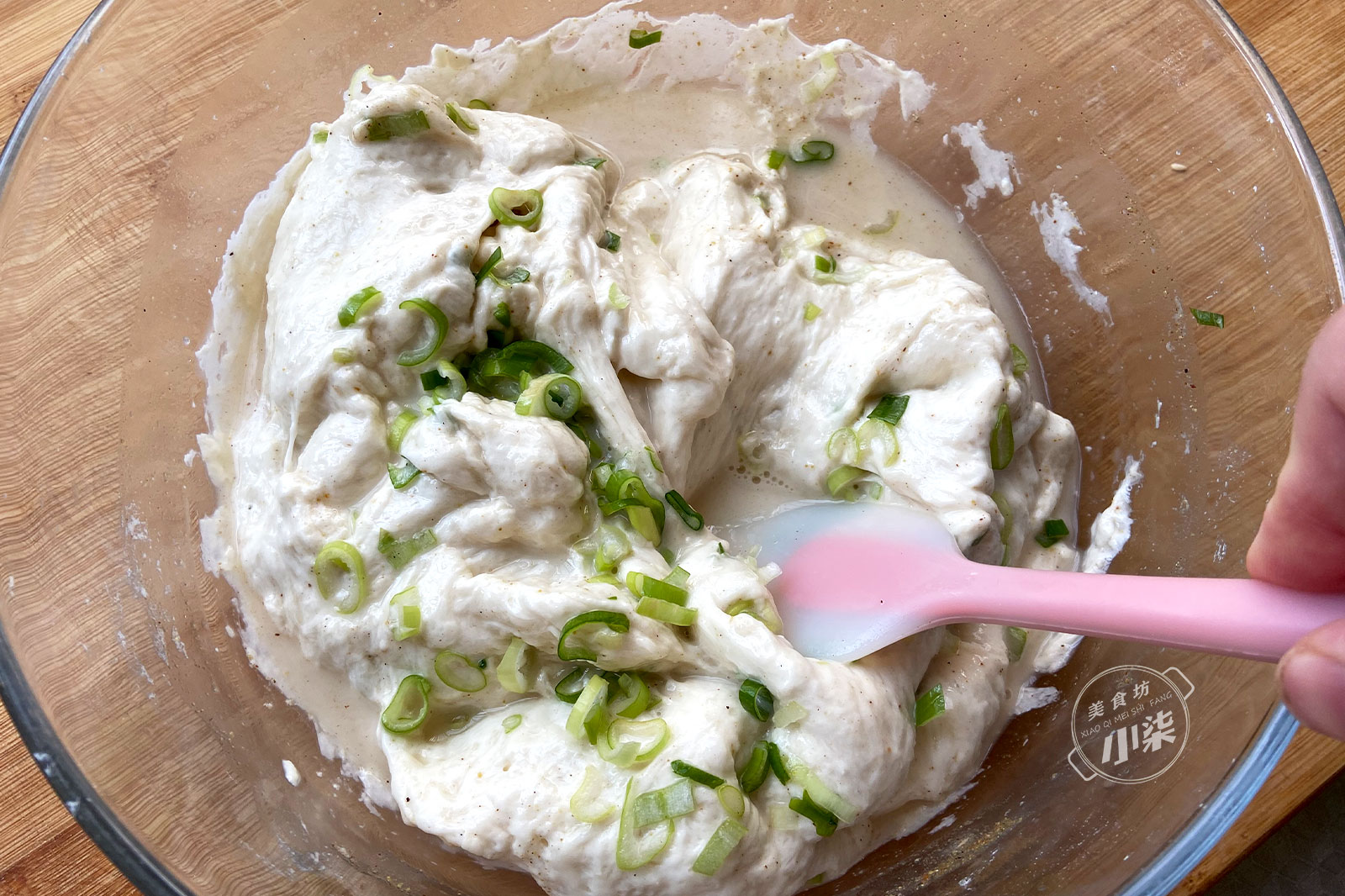 30分钟快速葱油饼做法，不揉面不擀面，蓬松暄软，放凉也不硬