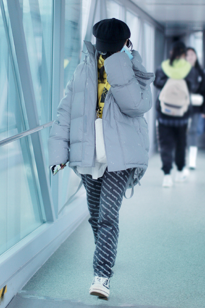 马伊琍带俩闺女走机场，穿面包服配紧身裤真瘦