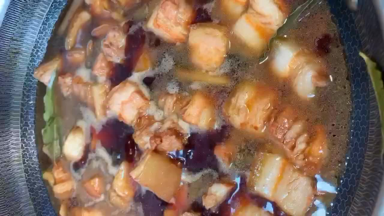 The homemade version of braised pork is fat but not greasy and thin but not firewood. It looks like amber and is super attractive