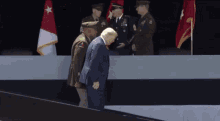 78歲拜登乘機連摔三跤跪倒在地！網(wǎng)友狂玩梗，川普兒子笑開花