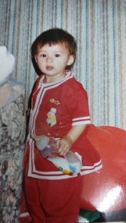 香港小姐童年照曝光，爸爸年轻有型妈妈高颜值，谢嘉怡从小美到大