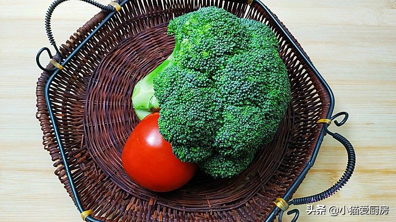图片[1]-豆瓣酱拌西蓝花 简单的家常做法 口感清脆爽口 美味好吃-起舞食谱网