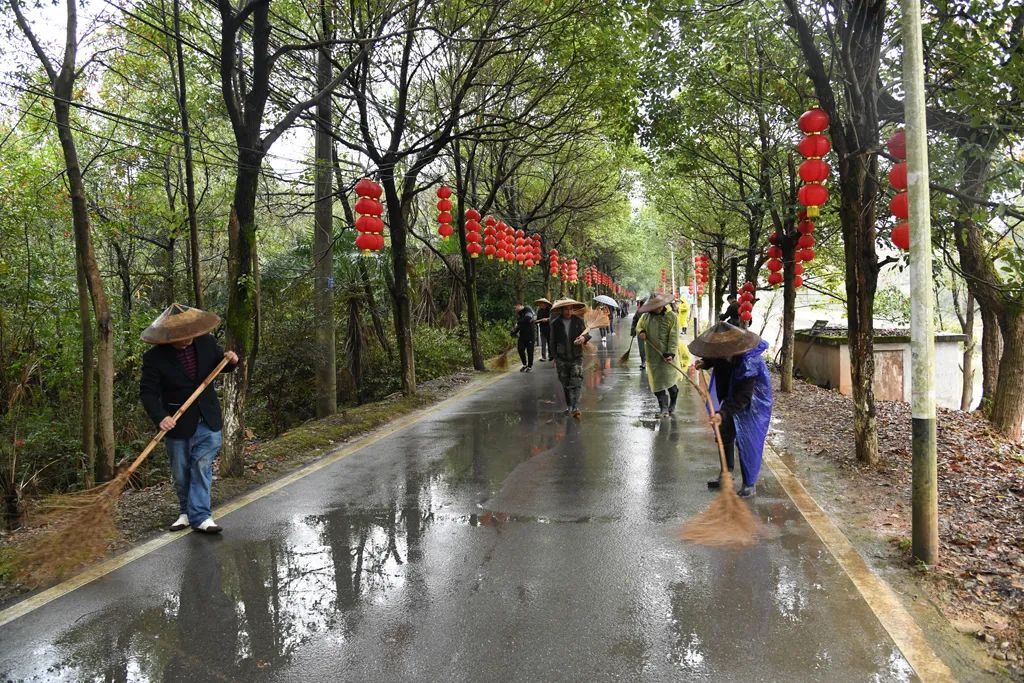 ​鹤城区双村村组织党员开展义务劳动建设文明家园