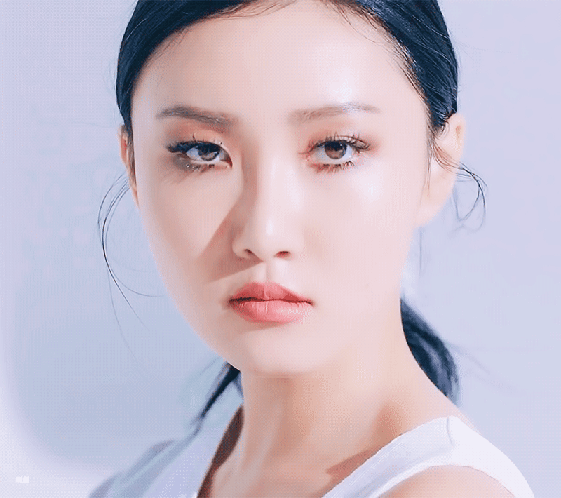 网友:—华莎宝贝眼睛太漂亮了,闹木易普达,真妮会勾人—以前没仔细看