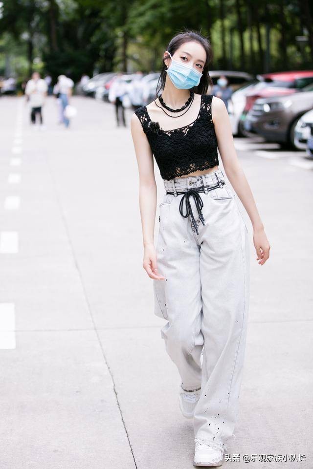 宋茜现身街头快闪路演 活力演绎夏日清爽穿搭