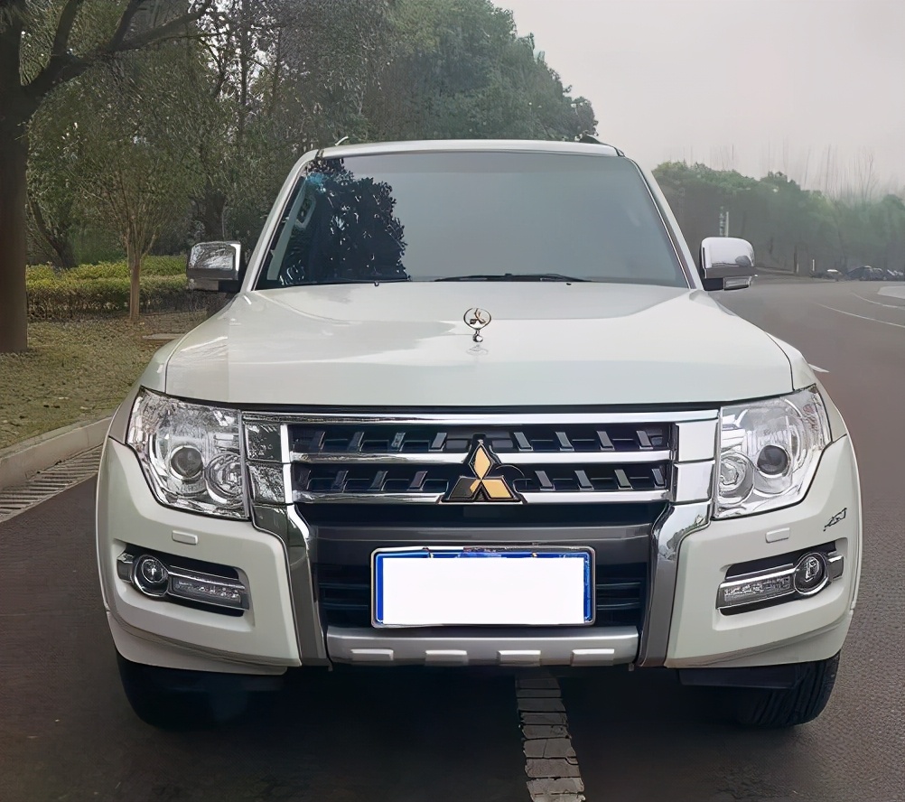 实拍：金标三菱帕杰罗V97，仅售32万，后排直接配个大沙发？