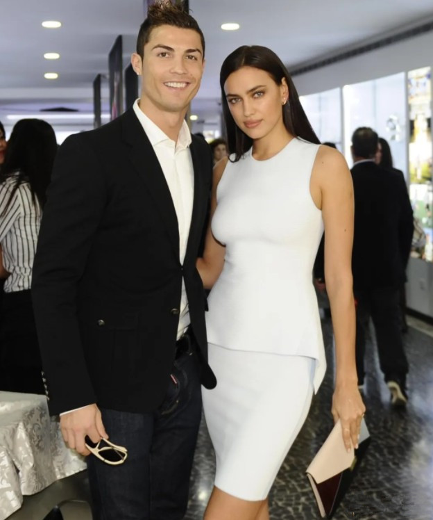 C罗求婚成功！征服他的竟然是个柜姐，堪称“现实版王漫妮”逆袭