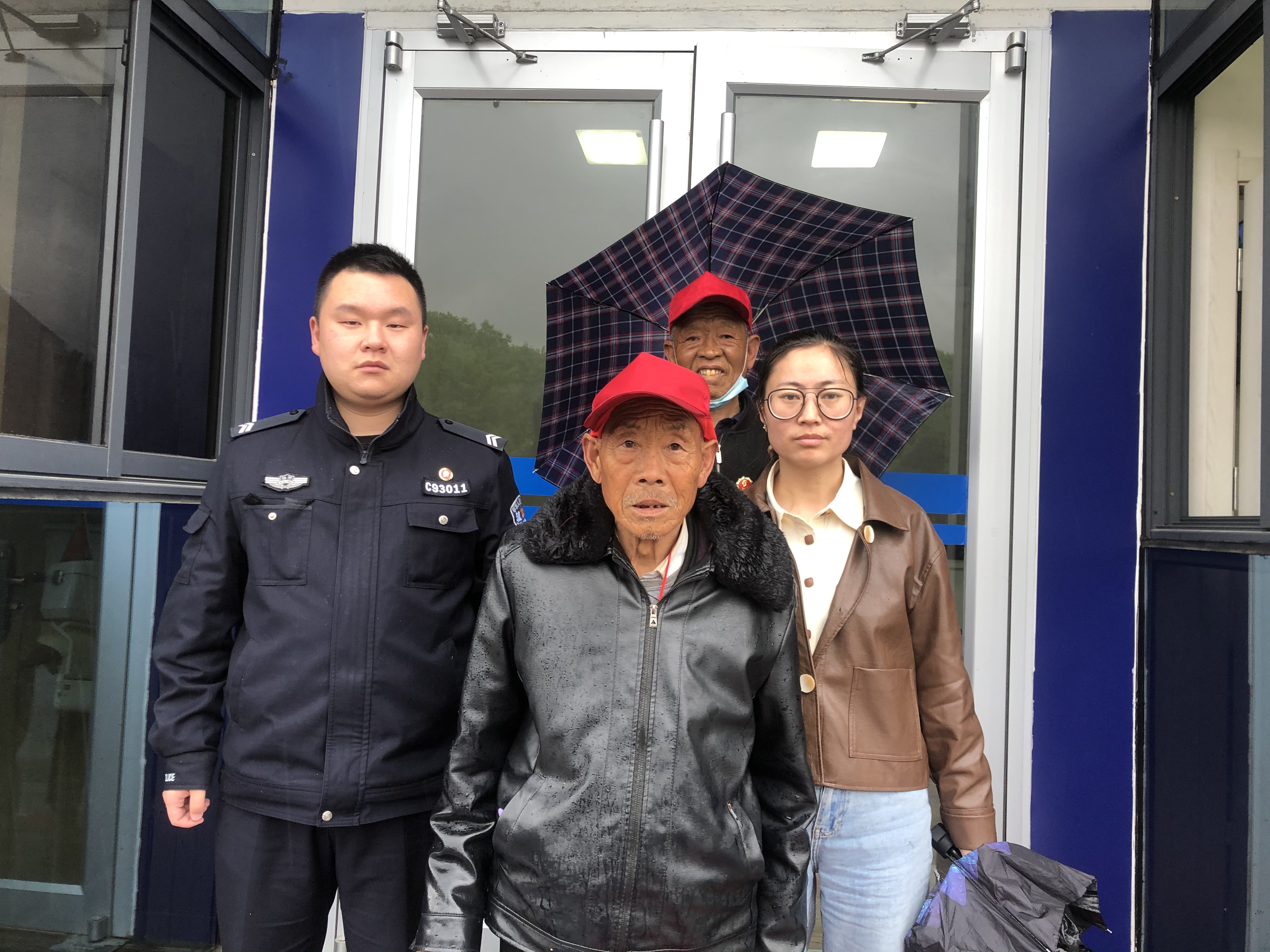 七旬老人景区意外走失，快警站辅警快速找回