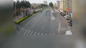 摩托车肇事逃逸，没想到身后有三名消防员...