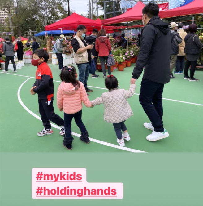 郭晶晶大女兒近照，背著169元米老鼠背包逛街，4歲名媛接地氣