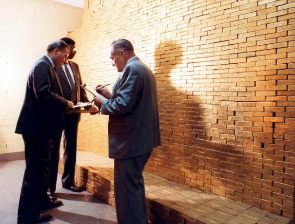 中国减持2016亿美债，数千吨黄金或已运抵中国，美国或将耗尽资金