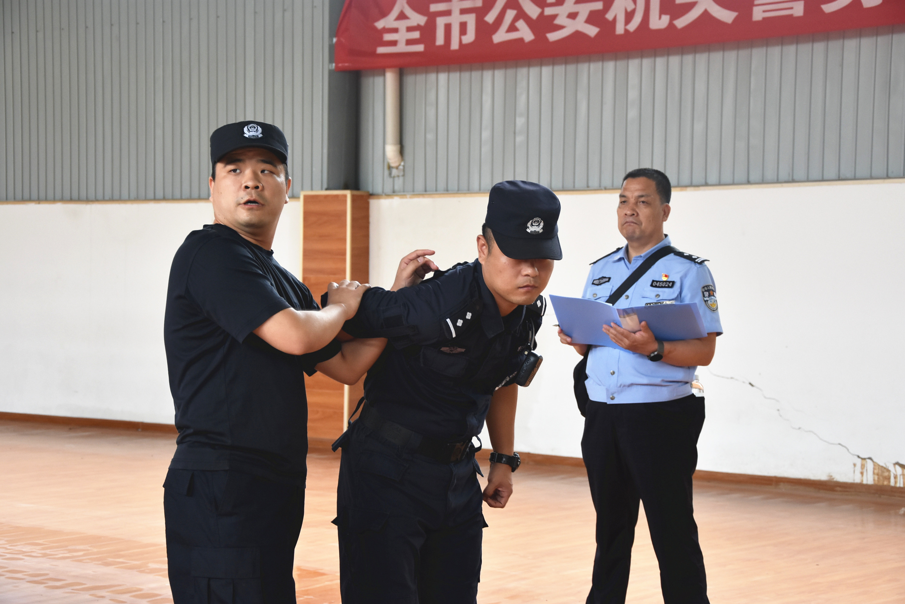 市公安局警训处来合指导公安机关警务实战教官教学法练兵比武活动