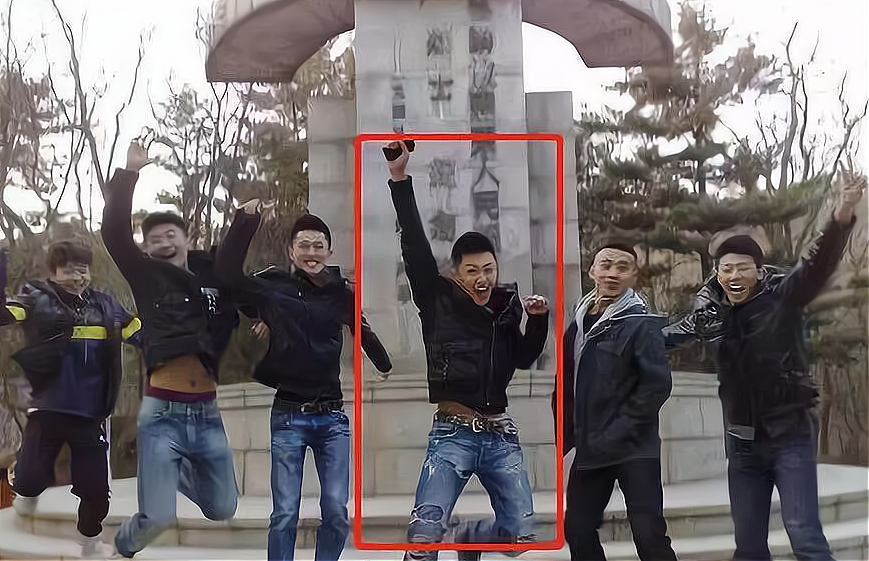 继张哲瀚后，黄景瑜也翻车了？被扒在烈士碑前