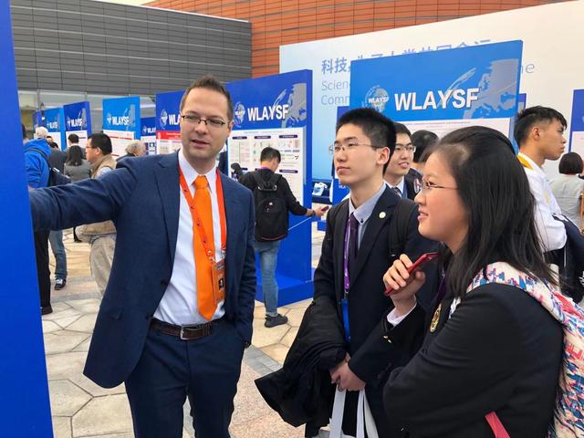 上海15岁女生，解世界难题，科学交流会坦言"追星"：别让我妈看到