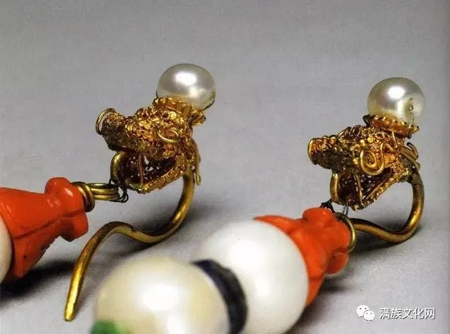 满族耳饰习俗：一耳三钳