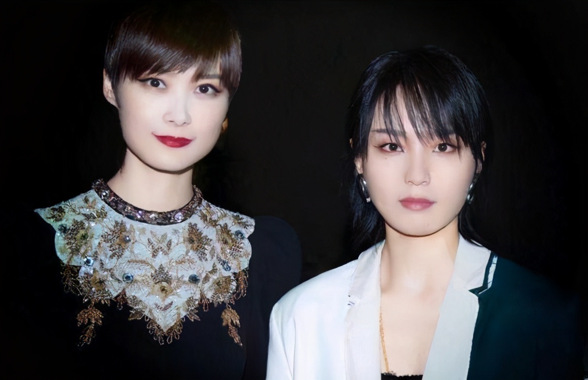 李宇春周笔畅十五年后罕见同框，曾都青涩中性，现在成熟女人味足