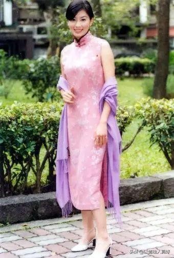 46岁贾静雯二婚生二孩后落泪：现在才明白嫁得好，不是因为选对人