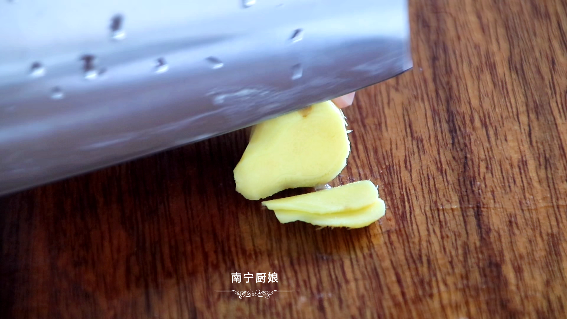 做红烧鸡翅，很多人下锅前就做错了，难怪做出来肉质发柴、腥味重