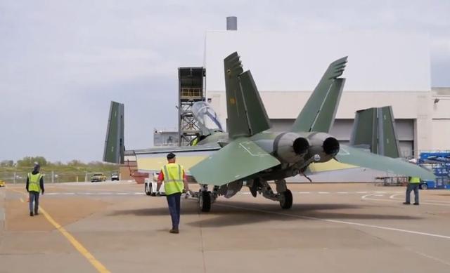 ​实现无缝对接！美国新版大黄蜂战机完成组装，性价比高成亮点